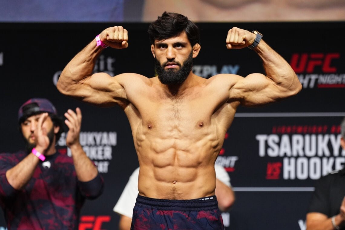 Арман Царукян на церемонии взвешивания UFC, лёгкий вес
