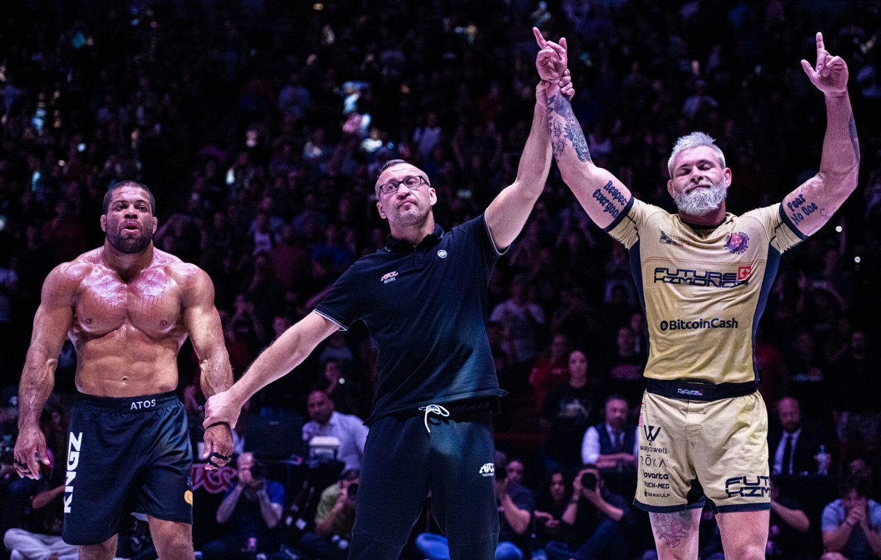 Гордон Райан, чемпион ADCC по no-gi грепплингу, на турнирном помосте
