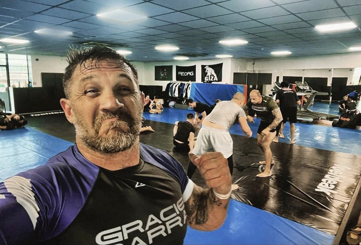 Том Харди тренируется в зале по BJJ